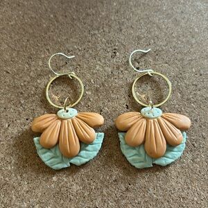 NWOT 🌼Daisy earrings🌼 Made out of polymer clay, so they are very lightweight.